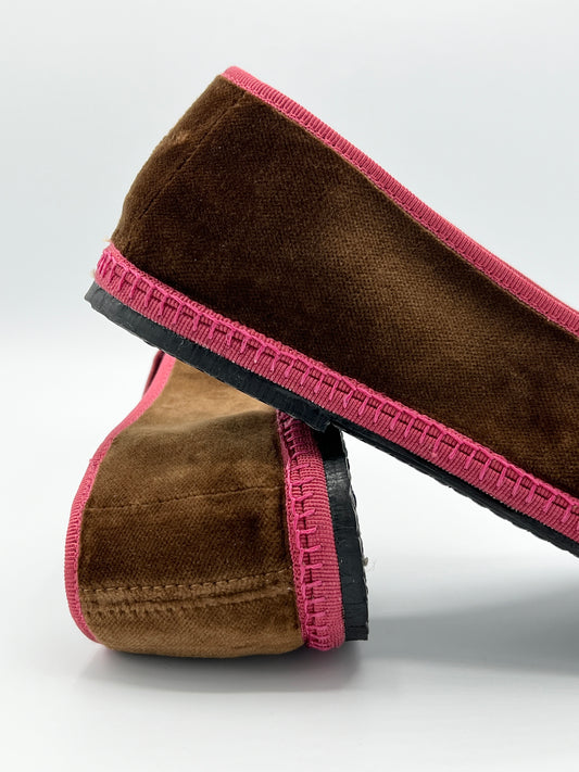 Caramel Velvet Friulane with peonia piping