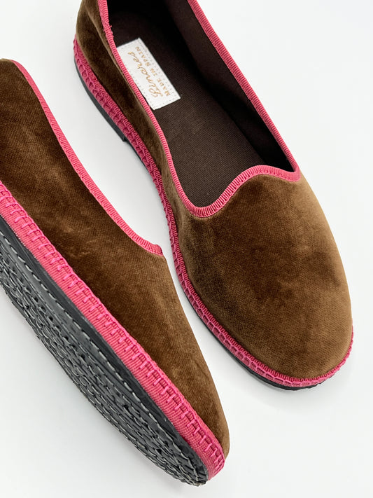 Caramel Velvet Friulane with peonia piping