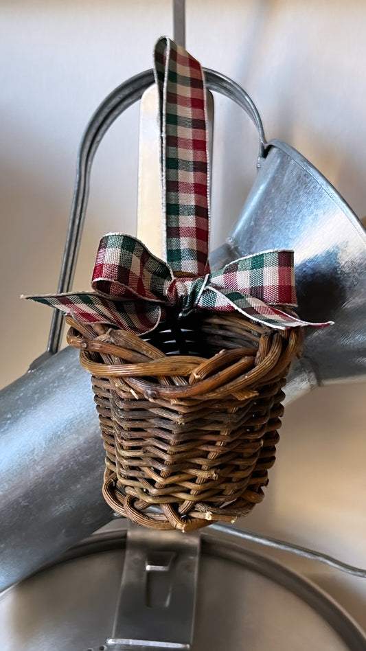 Mini adorno de cesta de mimbre